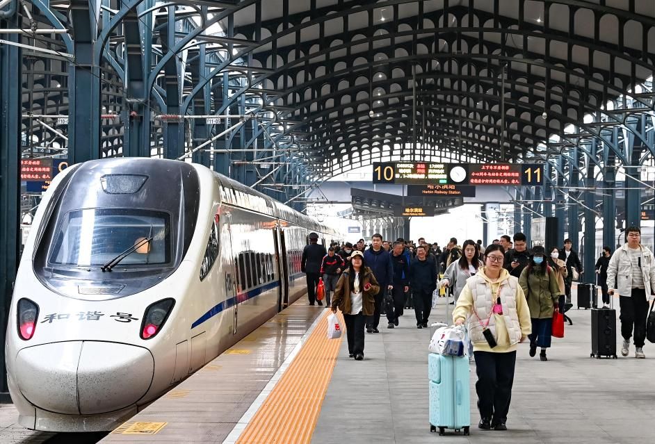 五一假期首日 中国铁路旅客发送量创新高